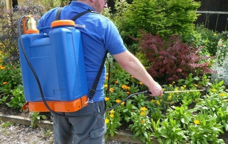 Knapsack sprayer use