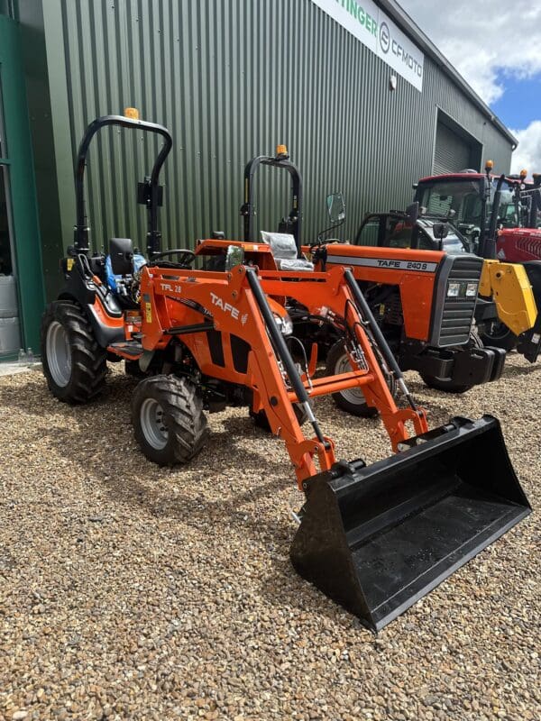 TFL-28 LOADER SELF LEVELLING C/W 1.4M BUCKET - Image 4